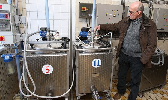 Farma v Líních dodává mléko do automat v Plzni.