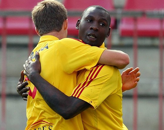 Kamerunský útoník Dany Chigou (vpravo) slaví gól se spoluhráem z Dukly Markem Hanouskem.