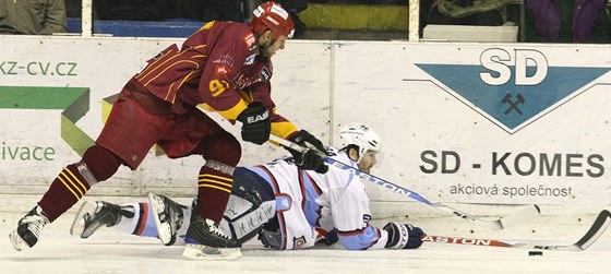 Útoník Dukly Jihlava Daniel Hodek (ve lutém) získal korunu pro nejlepího stelce základní ásti první hokejové ligy. Navázal tak na svj triumf ze sezony 20092010.