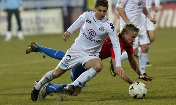 Plzeský Trapp v souboji s Voleákem ze Slovácka (vlevo). Po zápase v Uherském Hraditi si Plze stuje na výkon rozhodích.