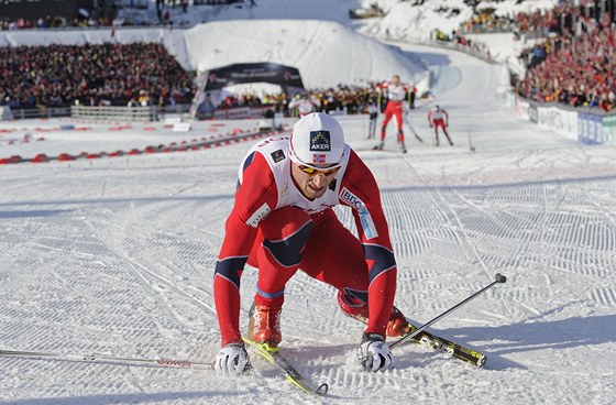 Petter Northug projídí vítzn cílem