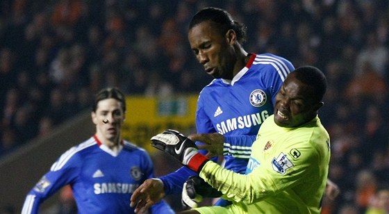 Didier Drogba z Chelsea v souboji s gólmanem Richardem Kingsonem z Chelsea