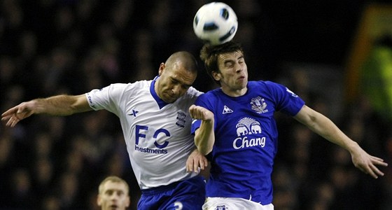 Seamus Coleman (vpravo) z Evertonu a David Murphy z Birminghamu v hlavikovém souboji.