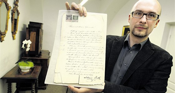 Ředitel archivu David Valůšek ukazuje originál listiny.