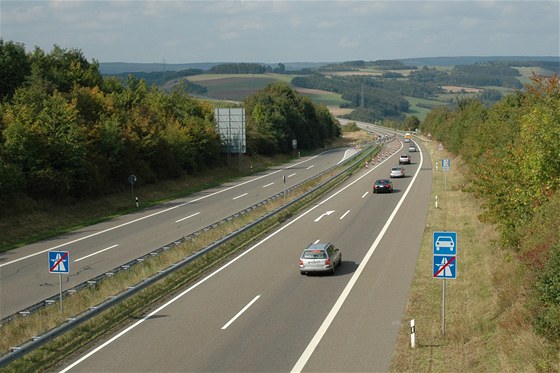 Rychlostní silnice R6 z Prahy do Karlových Var.