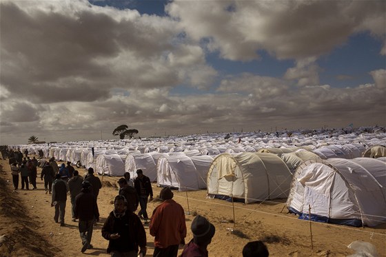 V uprchlickém táboe na libyjsko-tuniské hranici se tísní desetitisíce lidí