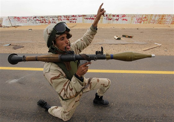 Povstalci se zmocnili zbraní libyjské armády a chtjí osvobodit Syrtu a po ní i Tripolis
