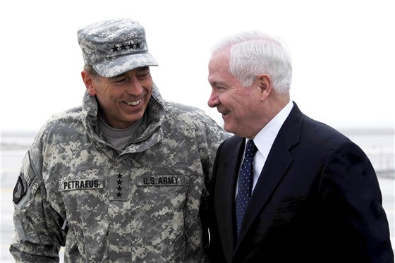 Generál David Petraeus (vlevo) vtipkuje na letitní ploe v Kábulu s éfem Pentagonu Robertem Gatesem (7. bezna 2011)