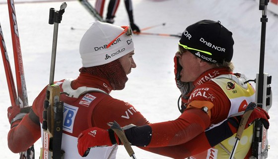Emil Hegle Svendsen (vlevo) a Tarjei Bö z Norska slaví medaile ze závodu mistrovství svta.