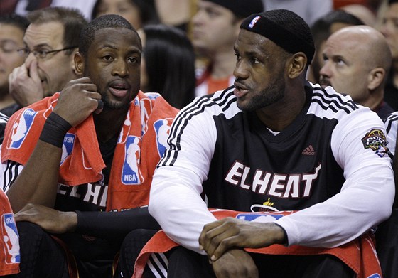 Dwyane Wade (vlevo) a LeBron James odpoívají na lavice Miami