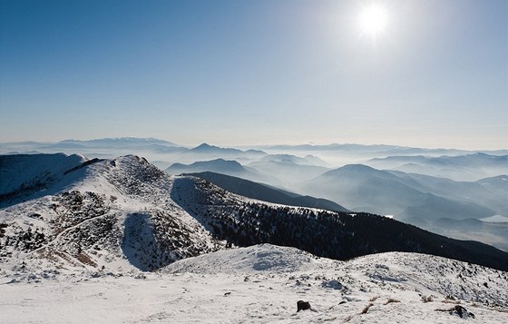 Pohled z Velkého Kriván na západ, v dálce vlevo jsou jasn vidt Západní Tatry