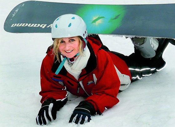 Lucie moldasová pi kurzu jízdy na snowboardu.