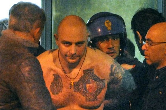 BESTIE. Italtí policisté zatýkají srbského chuligána Ivana "Bestii" Bogdanova.
