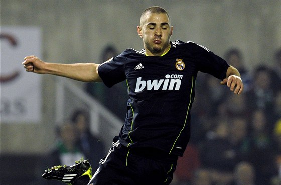 JE MI HEJ. Útoník Karim Benzema z Realu Madrid si uívá oslavu svého gólu proti Santanderu.