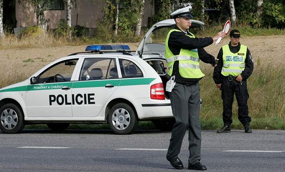 Řidičku se zákazy řízení přistihli policisté za volantem za poslední týden hned dvakrát. Ilustrační snímek