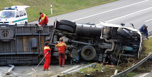 Hlavní tah z Varů na Prahu zablokoval u Lubence převrácený kamion