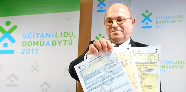 Místop�edseda �eského statistického ú�adu Stanislav Drápal ukazuje formulá�e ke S�ítání lidu, dom� a byt� 2011.