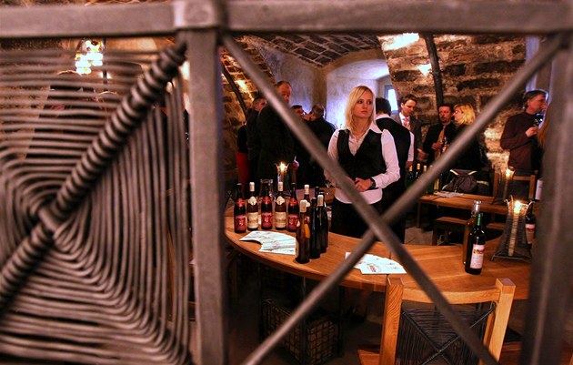 Degustace vína v nov oteveném gotickém hradu v Litomicích.