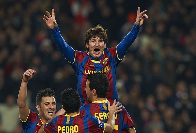 DRUHÝ GÓL. Lionel Messi (naho�e) jistil postup Barcelony dv�ma góly.