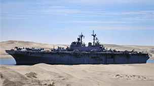 Americká bojová lo USS Kearsarge proplouvá Suezským kanálem