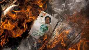 Výtisky Kaddáfího Zelené knihy hoí v Benghází (3. bezna 2011)