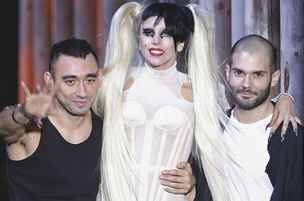 Stylista Nicola Formichetti, zpvaka Lady Gaga a nvrh Sebastien Peigne 