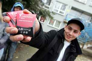 Stedokolákm zaali rozdávat prezervativy s logem Karlovarského kraje.