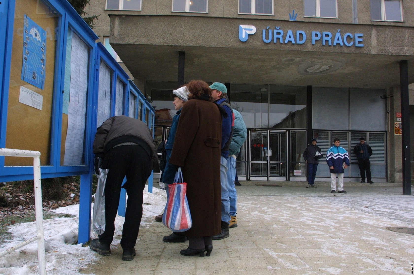Lidé p�ed olomouckým ú�adem práce.