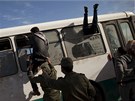 Egypané se snaí dostat do autobusu na hranicích Libye s Tuniskem (3. bezna 2011)