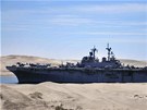 Americká bojová lo USS Kearsarge proplouvá Suezkým kanálem  (2. bezna)