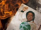 Výtisky Kaddáfího Zelené knihy hoí v Benghází (3. bezna 2011)