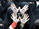 Jemenky vyzývají prezidenta Sáliha k demisi, plátnem se jim staly jejich vlastní dlan