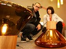 Designér Dan Yeffet a jeho kolegyn Lucie Koldová s kolekcí svtel ze sklárny Jantejn, které putují na výstavu do Prahy