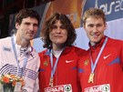 TRIO MEDAILIST. Jaroslav Bába, Ivan Uchov a Aleksandr ustov pózují s medailemi z halového mistrovství Evropy.