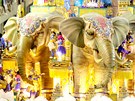 Pozlacený alegorický vz se slony na brazilském karnevalu v Riu de Janeiru oslnil diváky (7. bezna 2011)