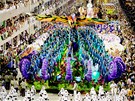 Brazilský karneval v Riu de Janeiru sledují desítky tisíc lidí. (7. bezna 2011)