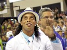 Brazilský fotbalista Ronaldinho (uprosted) bhem karnevalu v Riu. (7. bezna 2011)