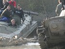 Tanky v pírodní lokalit Plachta u Hradce Králové pomáhaly rozjedním podloí zdejím ivoichm 