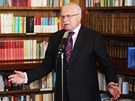 Styl Václava Klause: ernou skvle vyváila purpurovvá kravata a svtle rová koile