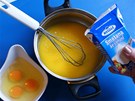 Ve vtím hrnku nebo rendlíku smíchejte zcela rozehátý tuk se smetanou a dkladn ve smsi rozlehejte celá vejce.