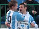 GRATULACE. Marku Kuliovi (vpravo) gratuluje ke gólu jeho boleslavský parák Jan Chramosta.