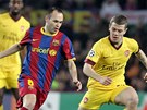 Andres Iniesta (vlevo) z Barcelony se sna uniknout Jacku Wilsherovi z Arsenalu.