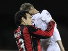 Alessandro Nesta (vlevo) z AC Mil�n v souboji s Peterem Crouchem z Tottenhamu