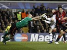 Gólman Christian Abbiati z AC Milán zachrauje ped  Rafaelem Van der Vaartem z Tottenhamu