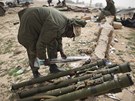 Povstalci shromaují zbran, které zabavili Kaddáfího jednotkám (2. bezna 2010)