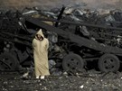 Libyjec obhlíí zniený muniní sklad poblí Benghází (5. bezna 2011)