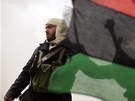 Povstalec za libyjskou vlajskou poblí bojit u ropného terminálu Ras Lanúf (4. bezna 2011)