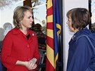 Kongresmanka Gabrielle Giffordsová rozmlouvá s volii ped tucsonským supermarketem, chvíli poté po ní zaal pálit stelec Jared Lee Loughner (8. ledna 2011)