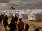 V uprchlickém táboe na libyjsko-tuniské hranici se tísní desetitisíce lidí