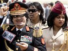 Muammar Kaddáfí se svojí osobní strákyní, jednou z amazonek 